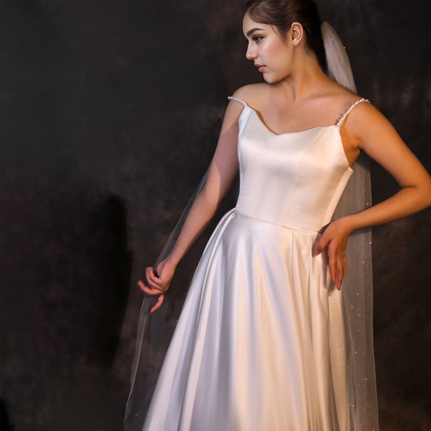 BRIDELLA BM62-IY1.5 Elegant Single-Layer Imitation Pearl Bridal Veil with Rhinestone Decoration Romantic Tulle Rhinestone Wedding Veil with Comb Sparkling Rhinestone Veil Classic Bridal Accessories Suitable for Halloween Party Bridal Weddings