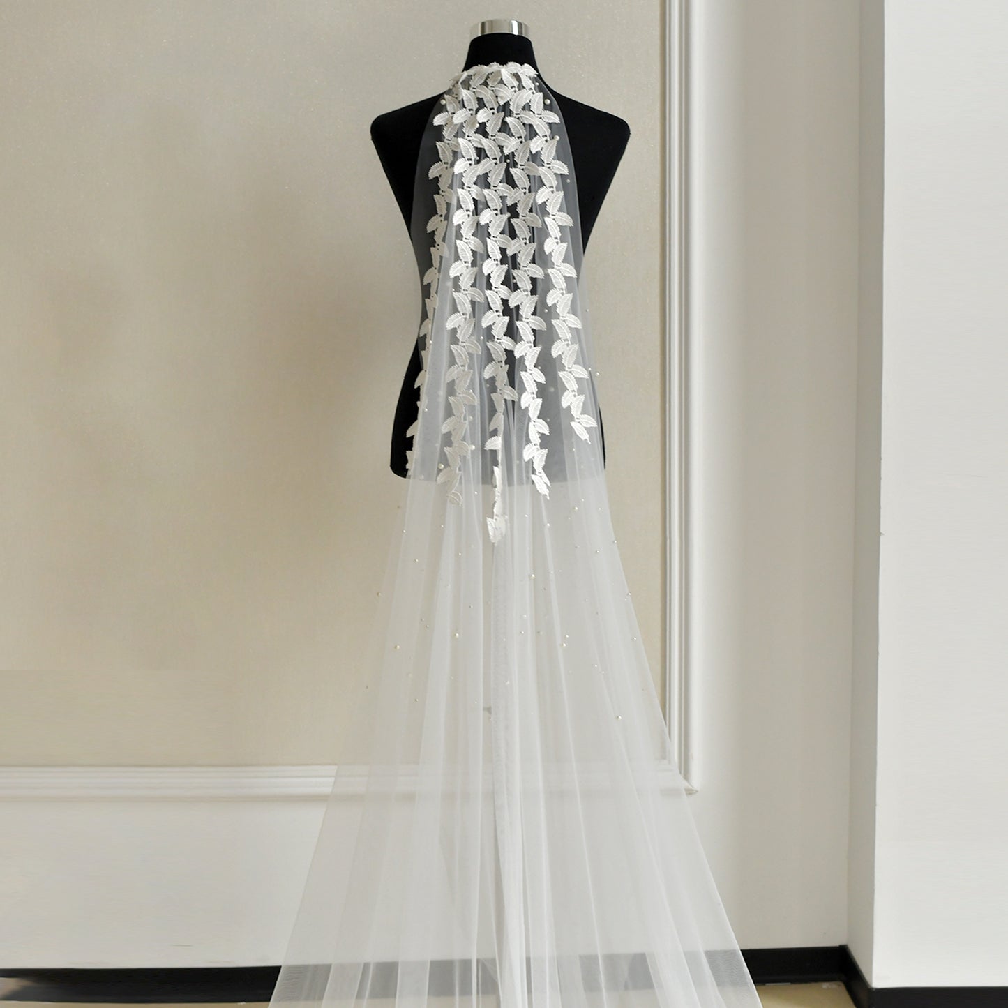 M02-I white mesh flower veil