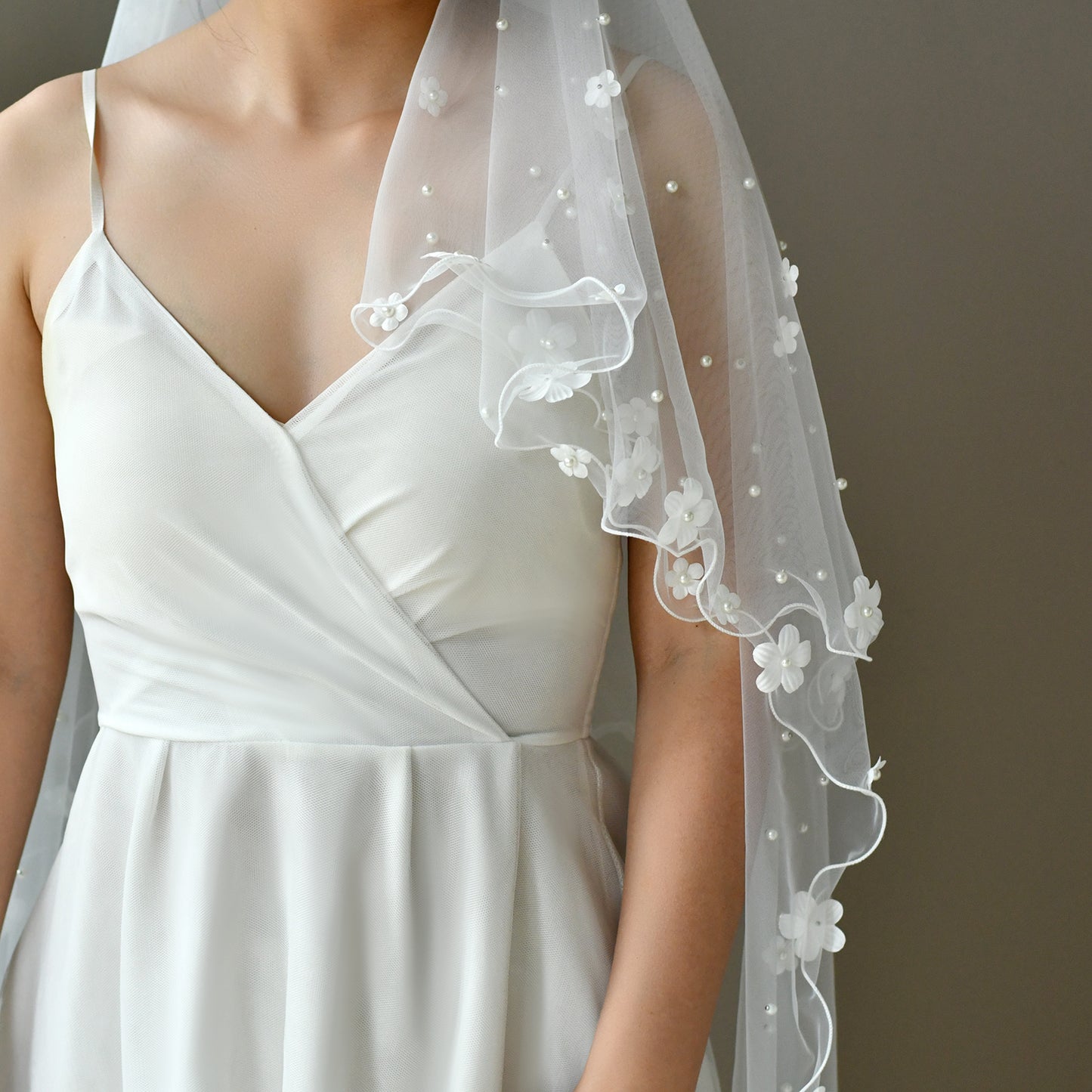 V217-I ivory pearl mesh veil