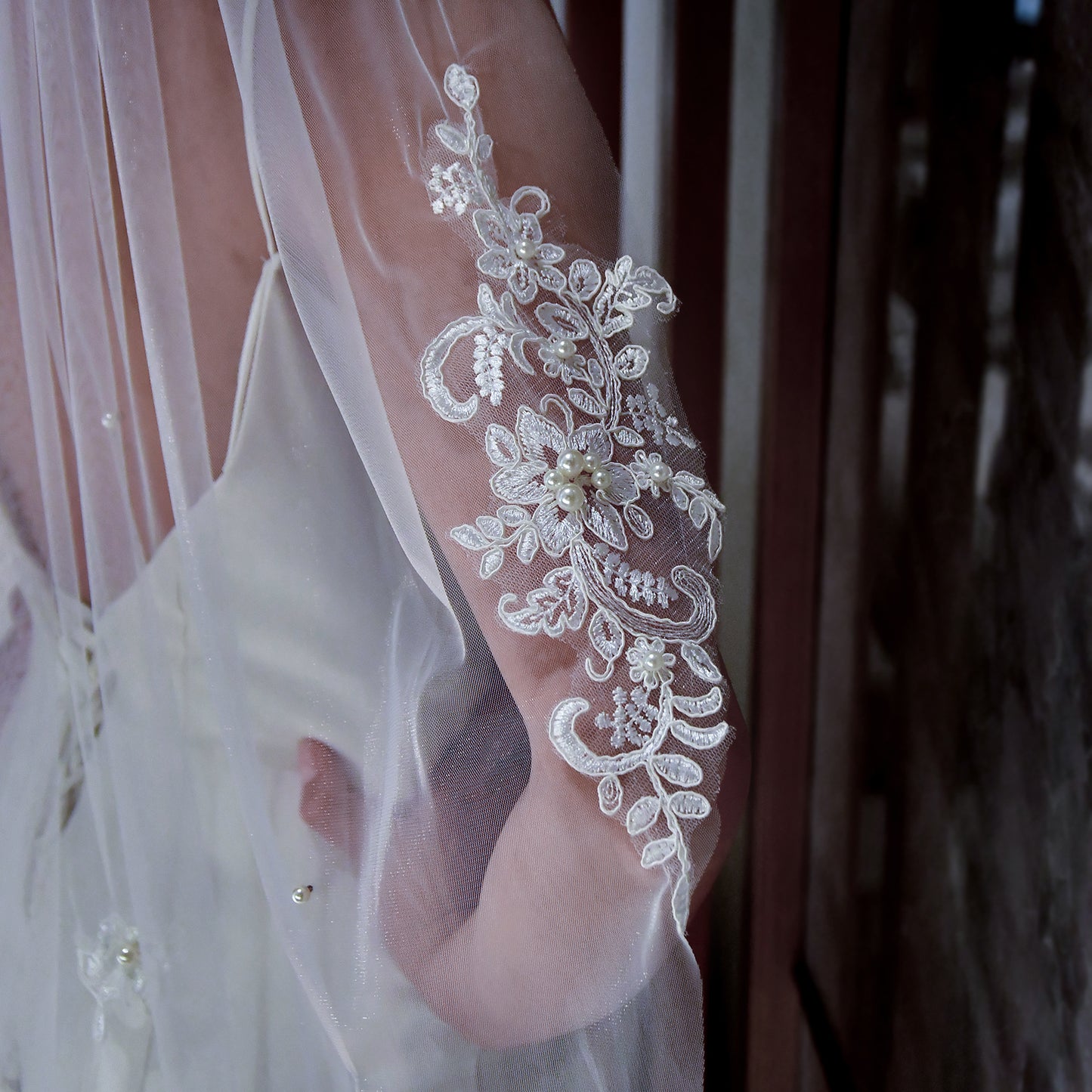 BRIDELLA BM33 Single Layer Short Embroidery Decorated With Hair Comb Bridal Veil