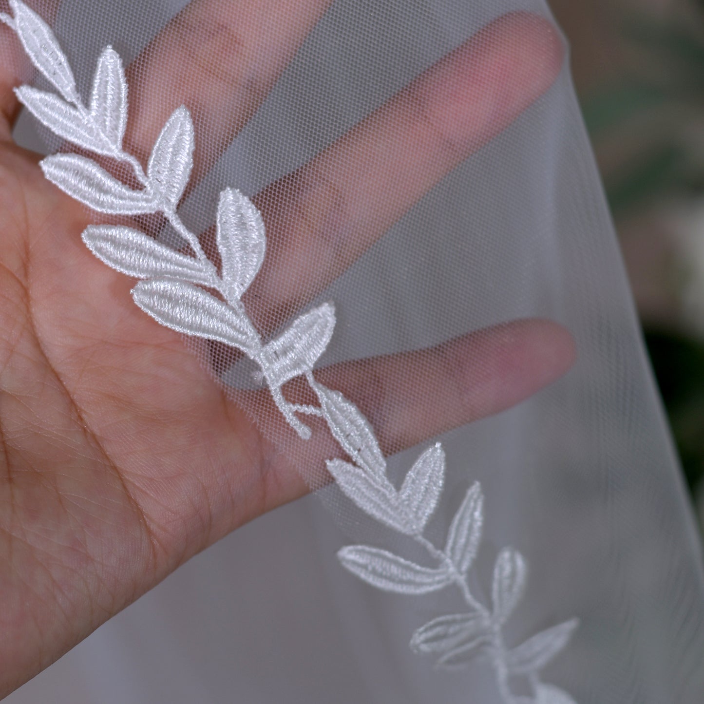 BRIDELLA BV129 Classic White Wedding Veil Single Layer Fingertip Length With Leaf Lace Embroidery Border Bridal Veil With Comb