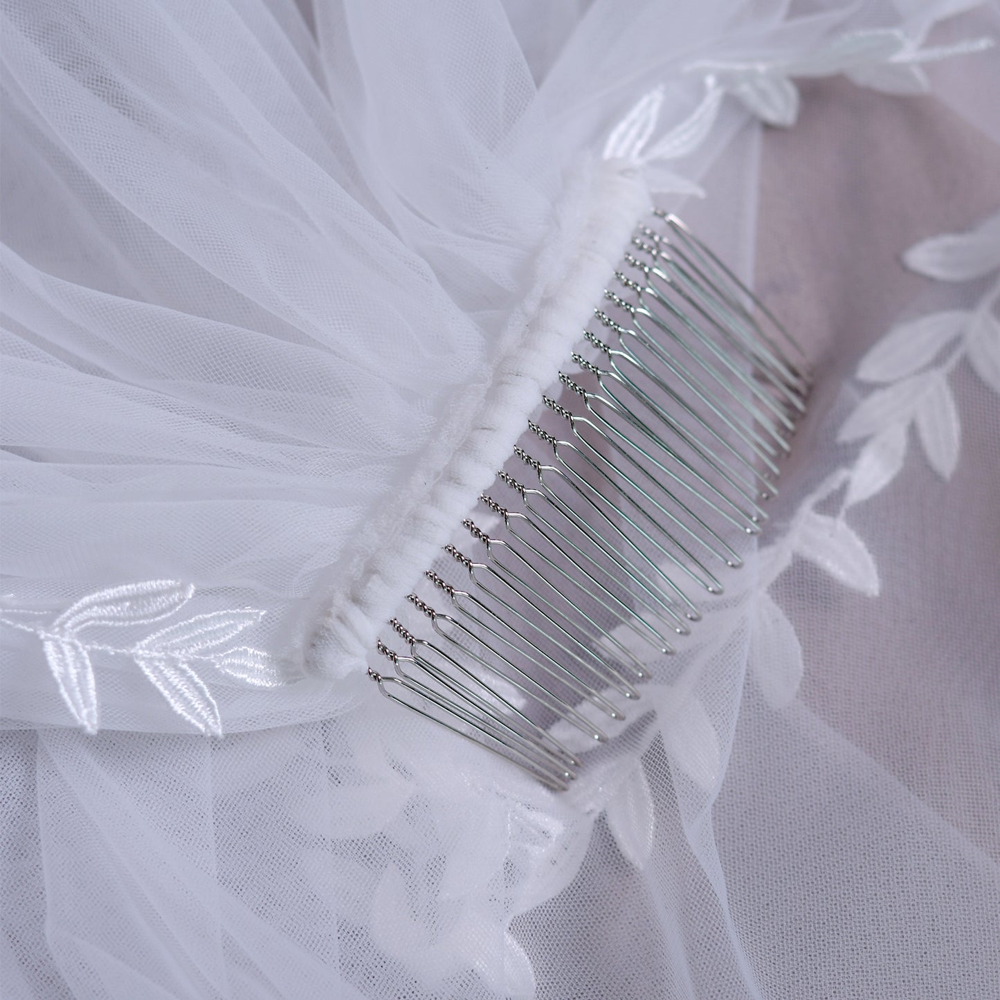 BRIDELLA BV129 Classic White Wedding Veil Single Layer Fingertip Length With Leaf Lace Embroidery Border Bridal Veil With Comb