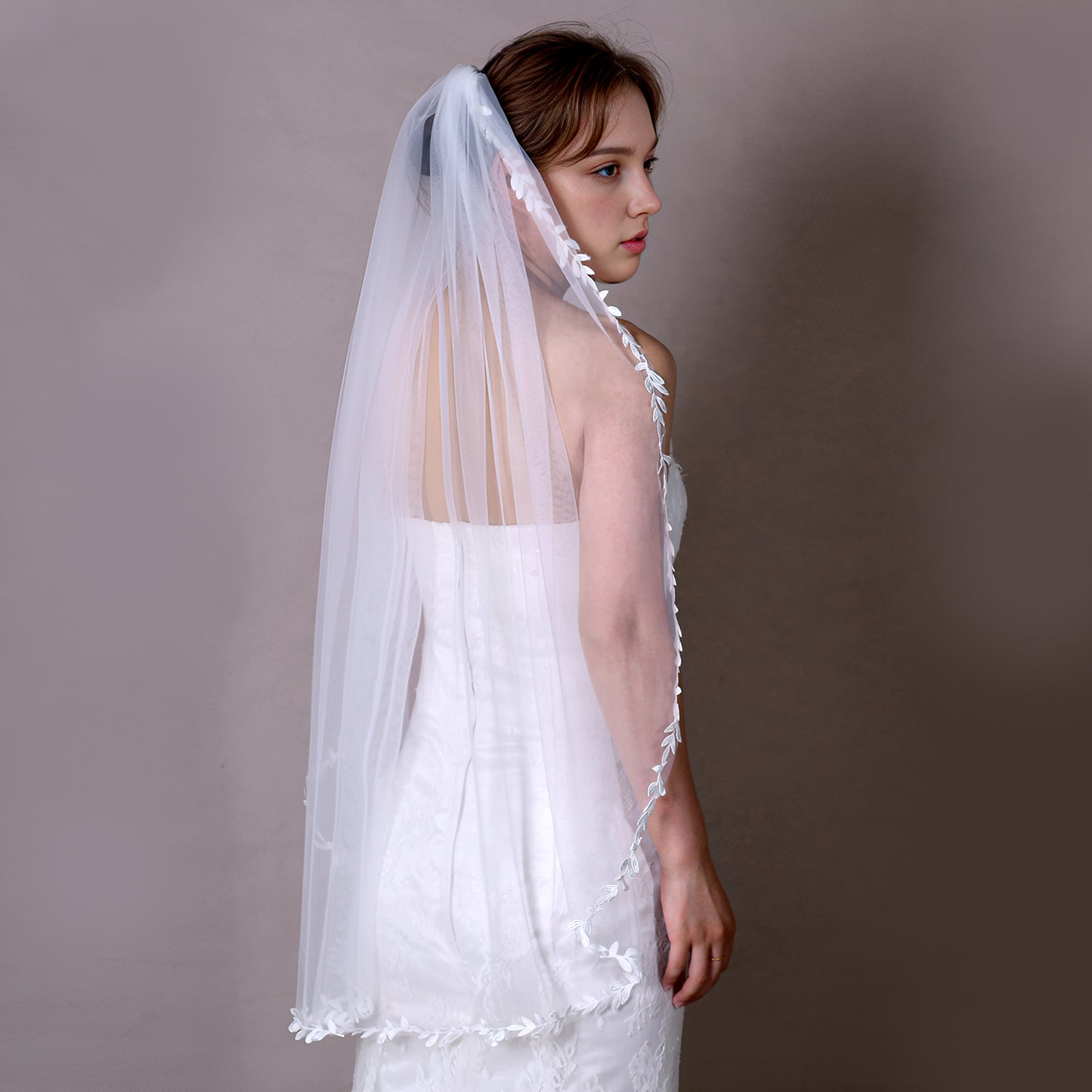 BRIDELLA BV129 Classic White Wedding Veil Single Layer Fingertip Length With Leaf Lace Embroidery Border Bridal Veil With Comb