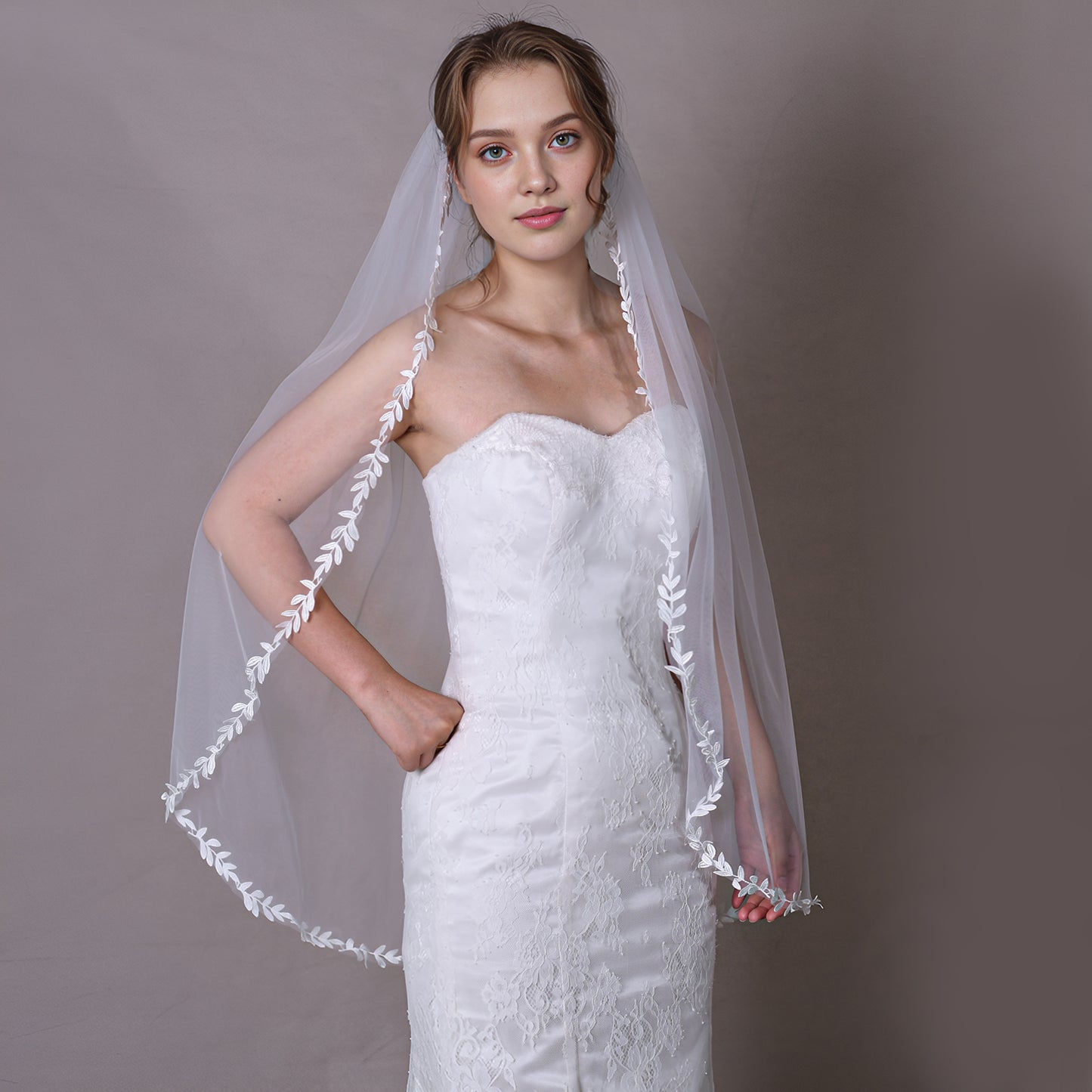 BRIDELLA BV129 Classic White Wedding Veil Single Layer Fingertip Length With Leaf Lace Embroidery Border Bridal Veil With Comb