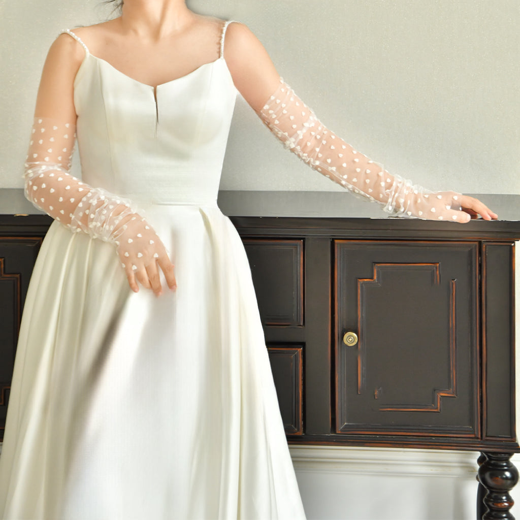 BRIDELLA BG33 Bridal Gloves White Mesh Long Sleeves Heart-Shaped Wave Embellished Sleeves High-End Wedding Dress Accessories Sleeves