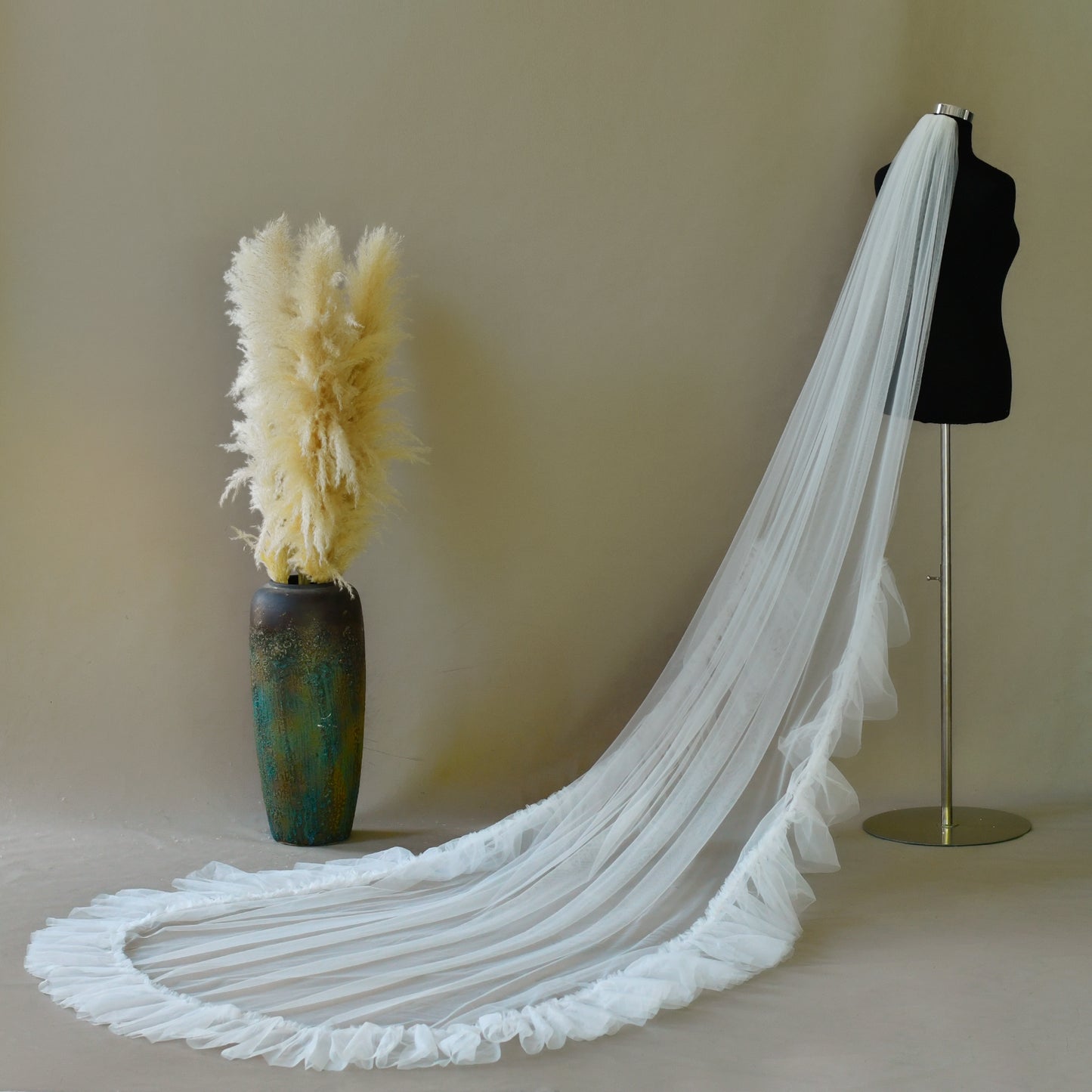 BRIDELLA BV181 Simple Style Single Layer Long Trailing Veil With Ruffle Shape Bridal Wedding Veil Outdoor Lawn Photography Props