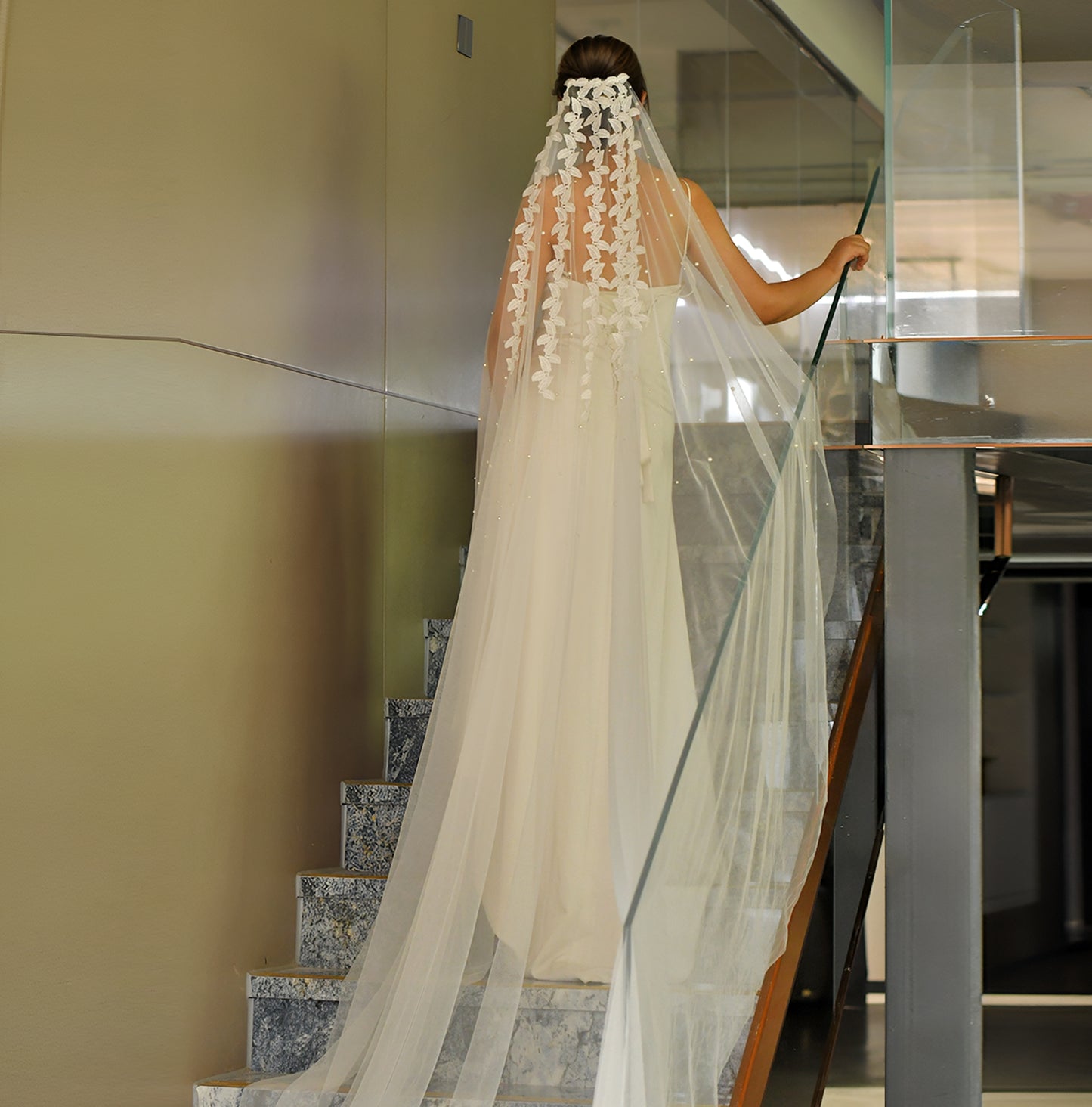 M02-I white mesh flower veil