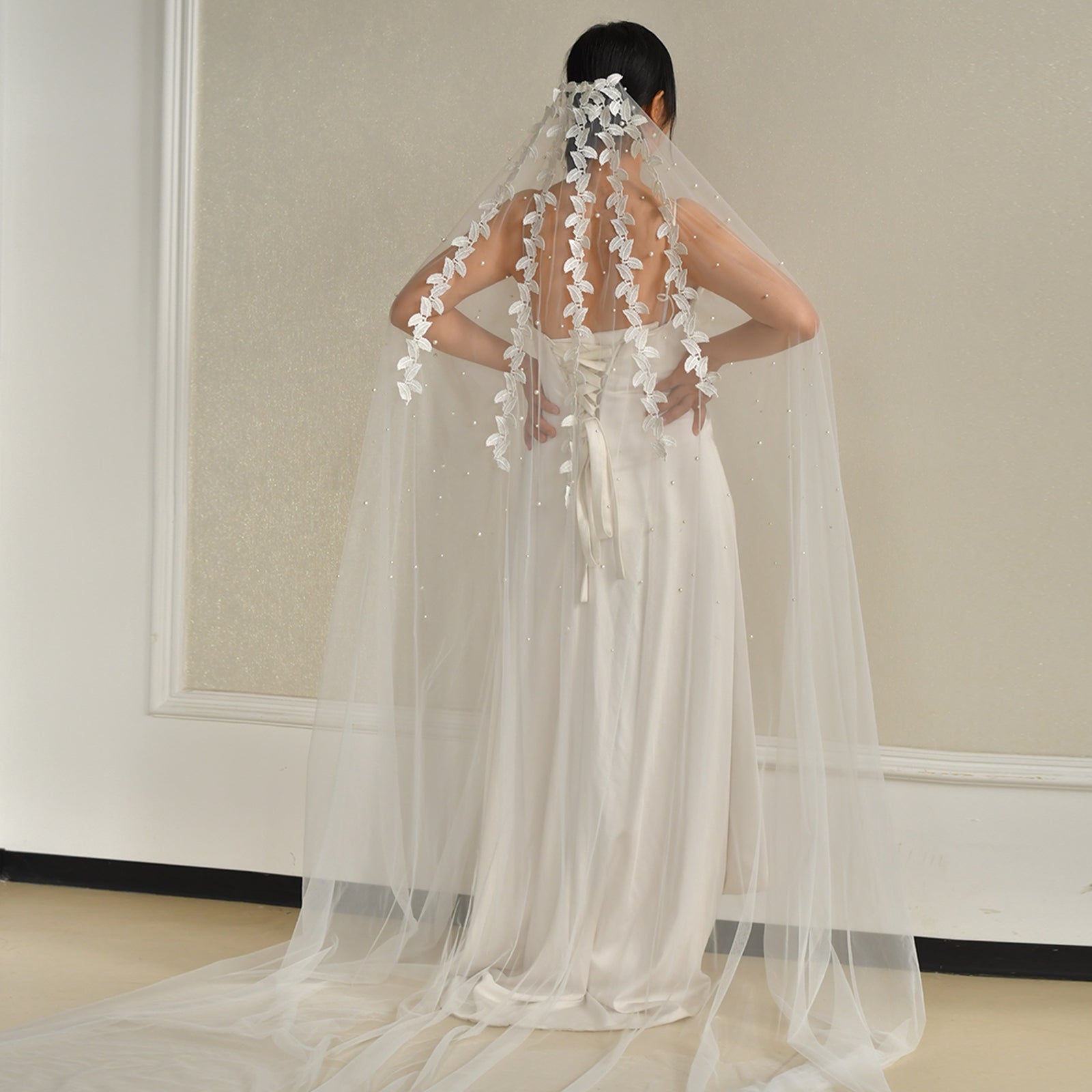 M02-I white mesh flower veil