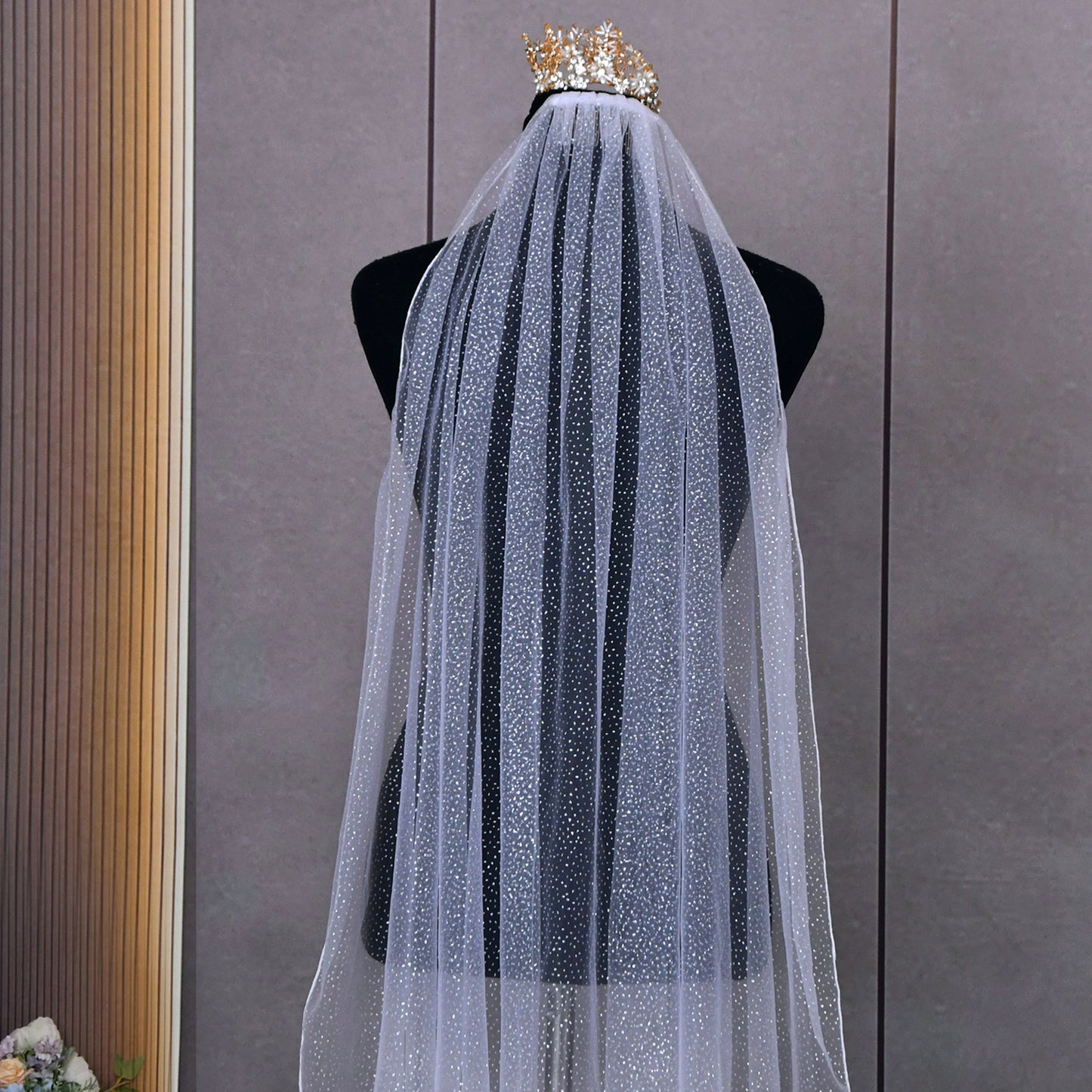 V100-WY1 white mesh veil