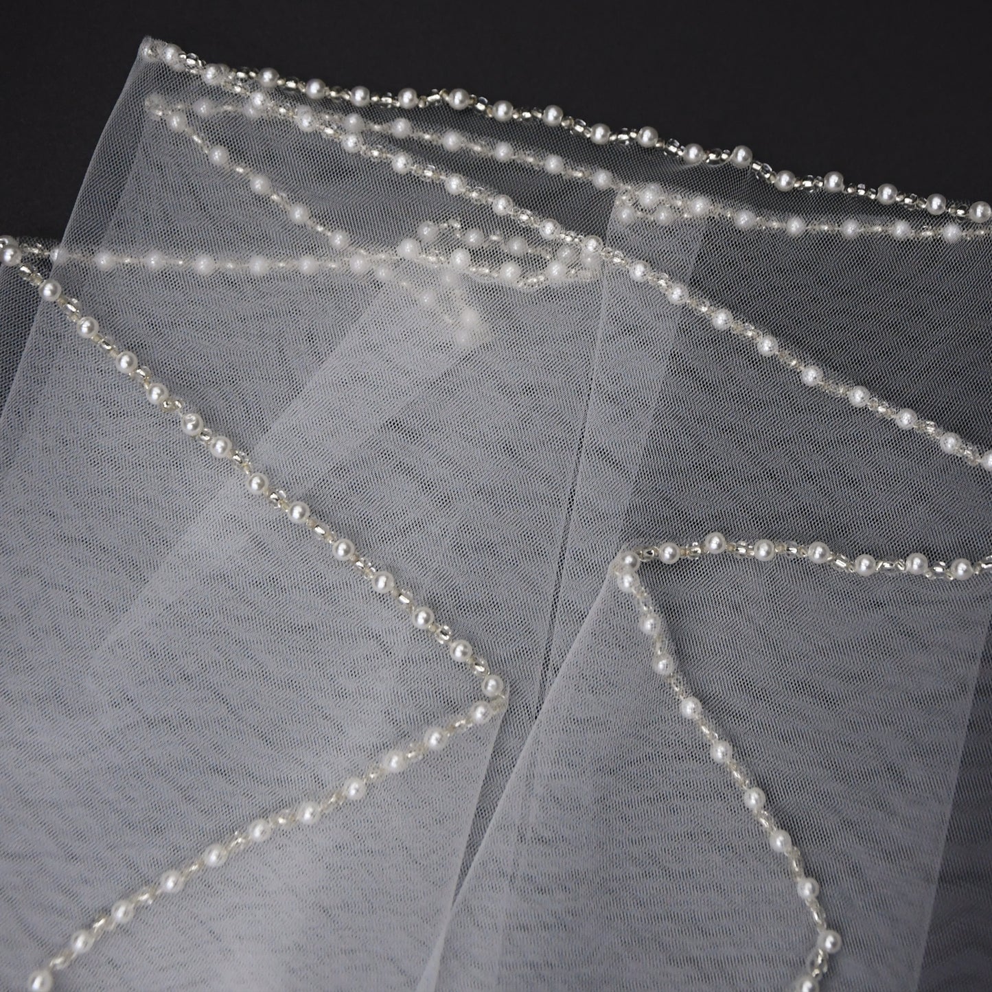 V197-IY1 white mesh veil