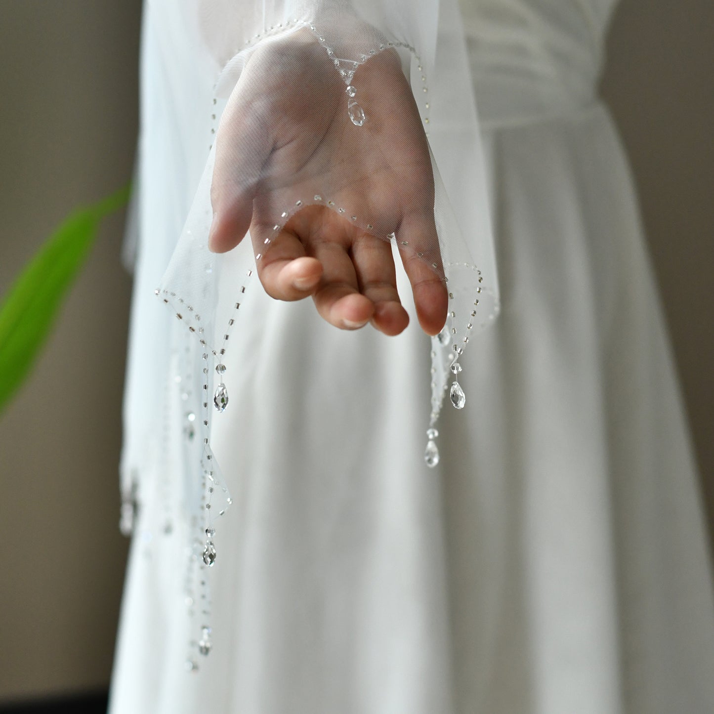 V218-I white mesh veil