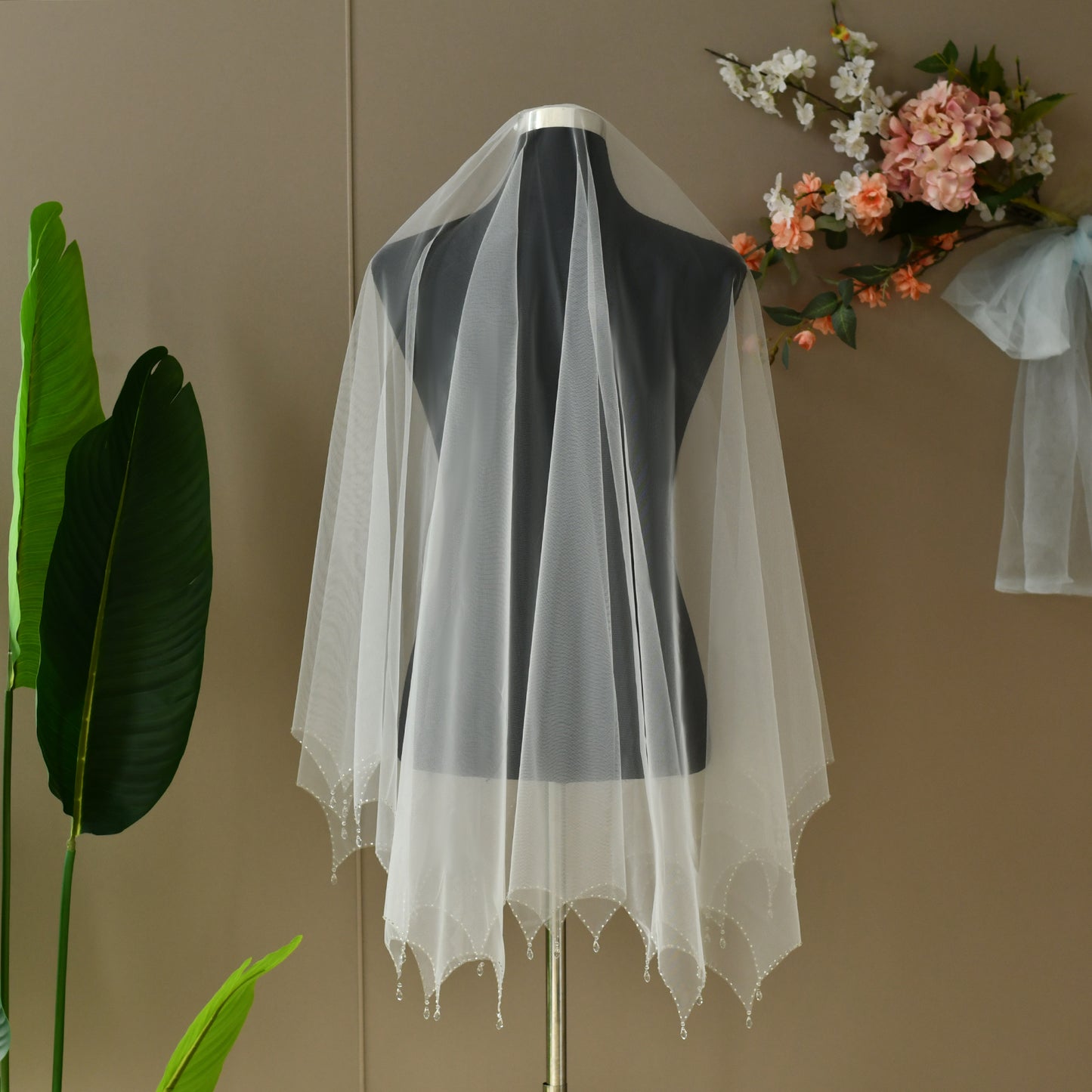 V218-I white mesh veil