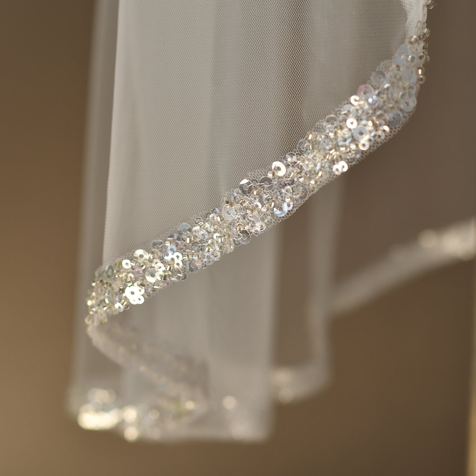 V282-IY1 white mesh veil