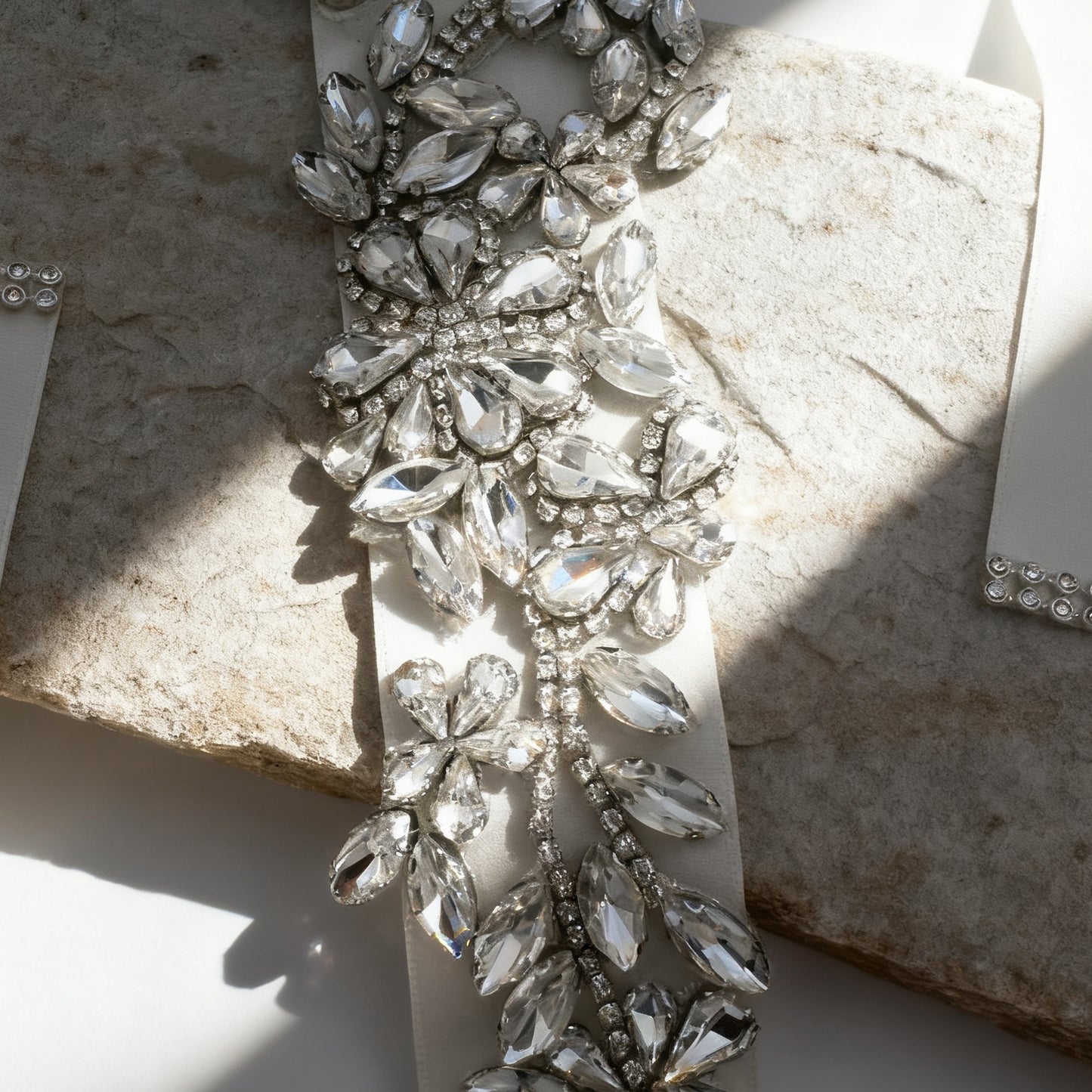 BS283-Off white red rhinestone belt