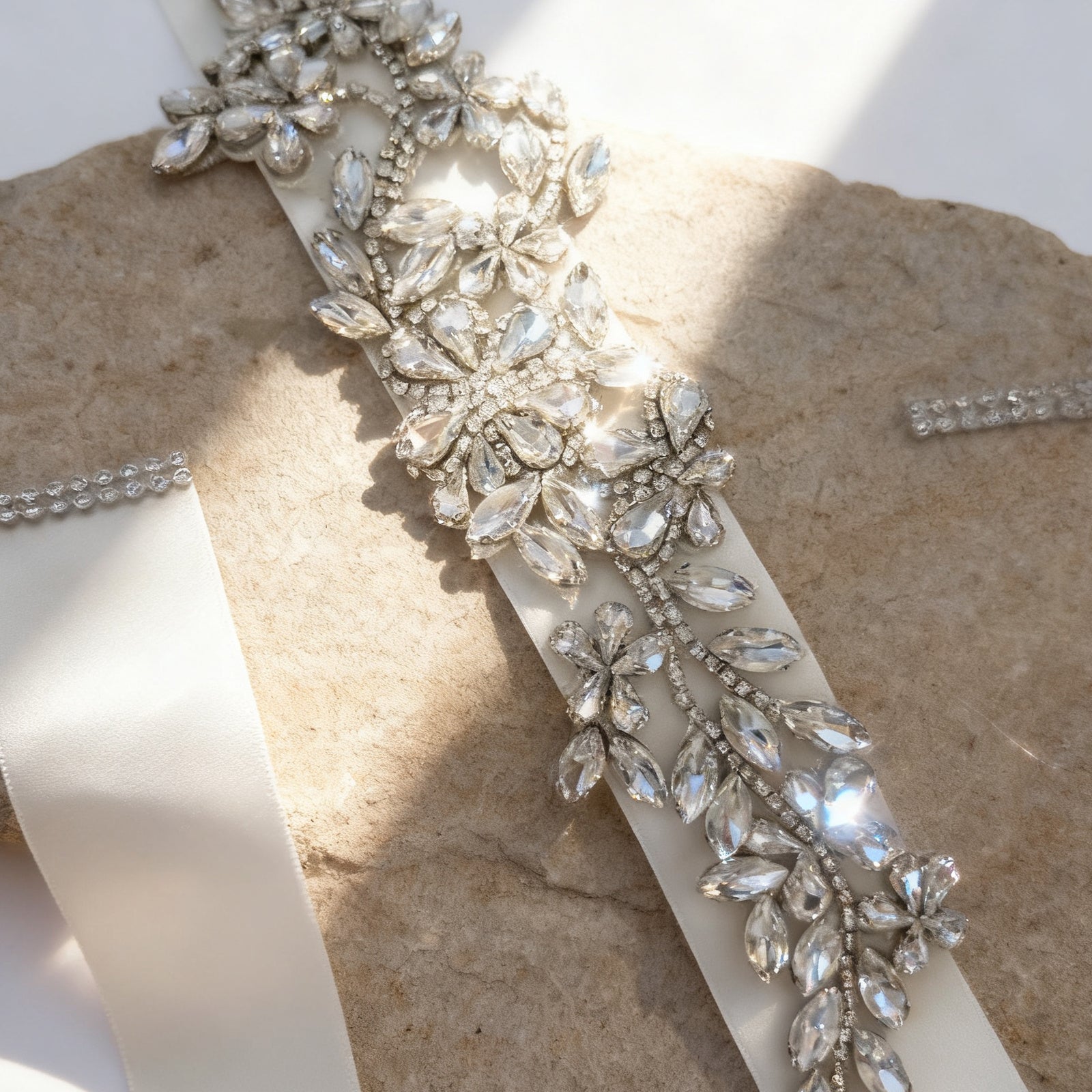 BS283-Off white red rhinestone belt