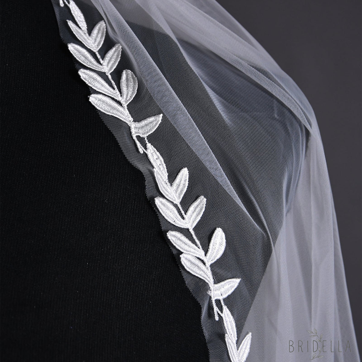 V142-WY2.5 white lace mesh veil